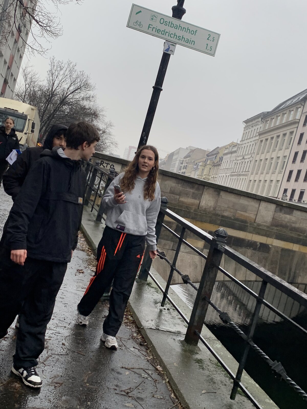 Am Set an der Spree — Dreh Sonne und Beton